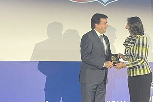 Ο κ. Συριγωνάκης παραλαμβάνει το βραβείο του