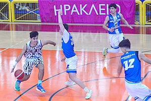 Φάση από το παιχνίδι εφήβων «Ηράκλειο» - ΟΦΗ