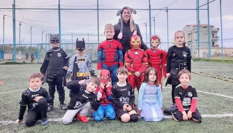 Έβαλαν τις αποκριάτικες στολές τους και έπαιξαν... μπάλα!