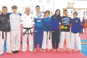 Οι αθλητές της Χερσονήσου με τον προπονητή τους