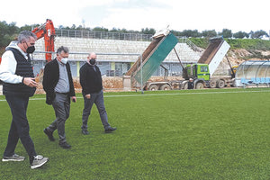 Ο κ. Φραγκάκης με τους κ.κ. Δαμιανάκη και Μαραγκάκη στο στάδιο Αρκαλοχωρίου