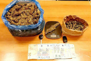 Η διαφωνία εισαγγελέα και ανακρίτριας σχετικά με την προφυλάκισή τους ή όχι λειτούργησε τελικά υπέρ των δύο νεαρών που είχαν συλληφθεί την προηγούμενη εβδομάδα μετά από επιχείρηση αστυνομικών της Δίωξης Ναρκωτικών Ηρακλείου με ένα κιλό χασίς.`