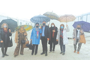 Τα μέλη του Δικτύου Παρέμβασης Γυναικών Κρήτης με τον δήμαρχο Μινώα Πεδιάδας