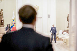 Καμία διαβεβαίωση περί τέλους των εχθροπραξιών δεν έλαβε ο Εμμανουέλ Μακρόν από τον Βλαντιμίρ Πούτιν.