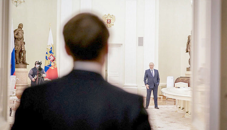Καμία διαβεβαίωση περί τέλους των εχθροπραξιών δεν έλαβε ο Εμμανουέλ Μακρόν από τον Βλαντιμίρ Πούτιν.