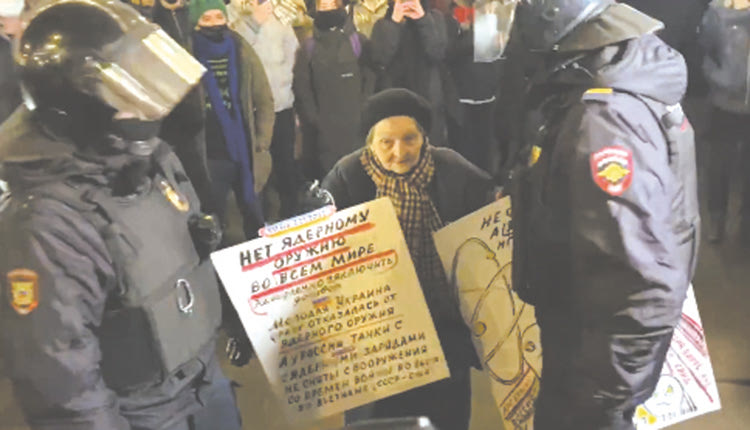 Πλήθος κόσμου σε δεκάδες διαδηλώσεις στη Ρωσία κατά του πολέμου χθες