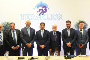 Η πρώτη επίσκεψη της Διεθνούς Επιτροπής Μεσογειακών Αγώνων στο Ηράκλειο για την πορεία των προετοιμασιών, έπειτα από την ανάληψη των 3ων Μεσογειακών Παράκτιων Αγώνων «Ηράκλειο 2023» τον περασμένο Οκτώβριο, πραγματοποιείται αυτό το Σαββατοκύριακο. Παρουσία του υφυπουργού Αθλητισμού, Λευτέρη Αυγενάκη, του Προεδρείου και της Συντονιστικής Επιτροπής της ΔΕΜΑ (για τους Αγώνες), θα γίνει σειρά συσκέψεων με όλους τους συνεμπλεκόμενους στους 3ους Μεσογειακούς Παράκτιους Αγώνες, αλλά και επισκέψεις στις τρεις παραλίες και στο ΕΑΚΗ, όπου θα διεξαχθεί η σπουδαία διοργάνωση τον Σεπτέμβριο του 2023. Την αποστολή της ΔΕΜΑ, που επισκέπτεται το Ηράκλειο, απαρτίζουν οι: Ντάβιντε Τιζάνο (πρόεδρος), Ιάκωβος Φιλιππούσης (γενικός γραμματέας), Παναγιώτης Ιωαννίδης (ταμίας) μαζί με τη Συντονιστική Επιτροπή τους για τους Αγώνες που αποτελείται από τους: Στρατηγό Σουχαϊλ Κούρι (πρόεδρος), Φρανσίσκο Λουίς Γκόμεζ Σεράνο, Ερος Μπολόνια, Στράτο Καρέτο, Ηλία Δαλαϊνα, Κατερίνα Βοσκοπούλου Το πλήρες πρόγραμμα της επίσκεψης έχει ως εξής: ΣΗΜΕΡΑ -9πμ Σύσκεψη (ξενοδοχείο Atlantis), με τη συμμετοχή των Δημάρχων των τριών συνδιοργανωτών Δήμων (Βασίλης Λαμπρινός – Δήμαρχος Ηρακλείου, Μενέλεος Μποκέας – Δήμαρχος Μαλεβιζίου, Ιωάννης Σέγκος – Δήμαρχος Χερσονήσου), του ΔΣ της Οργανωτικής Επιτροπής «Ηράκλειο 2023» (Νίκος Νταμπακάκης – Πρόεδρος, Βαγγέλης Καρκανάκης – Αντιπρόεδρος, Μανώλης Βλαστός – Εκτελεστικός Διευθυντής, Νεκτάριος Παπαβασιλείου, Γιώργος Χριστοδουλάκης και Θεοχάρης Λεονταράκης) -11.30 μ.μ.: Επίσκεψη στην παραλία Μαλίων «Αρχαιότητες» στο Δήμο Χερσονήσου -12.30 μ.μ.: Επίσκεψη στην παραλία Καρτερού – Δήμος Ηρακλείου -1.30.μ.: Επίσκεψη στο Λιμανάκι Παντάνασσας – Δήμος Μαλεβιζίου -5μ.μ.: Επίσκεψη στις εγκαταστάσεις του ΕΑΚΗ -5.30μμ.: Σύσκεψη (ξενοδοχείο Atlantis) με τη συμμετοχή του ΔΣ της Οργανωτικής Επιτροπής «Ηράκλειο 2023», του Μανώλη Κολυμπάδη (Γενικός Γραμματέας Ελληνικής Ολυμπιακής Επιτροπής), του Χρήστου Τζαμούση (Γενικός Γραμματέας Ελληνικής Παραολυμπιακής Επιτροπής), του Μανώλη Στεφανουδάκη (Έφορος Αθλημάτων Ελληνικής Παραολυμπιακής Επιτροπής), του Χάρη Σπιλιάκου (Διευθυντής Προγραμμάτων ΕΟΚ) ΑΥΡΙΟ -9.15 π.μ.: Σύσκεψη (ξενοδοχείο Atlantis) με τη συμμετοχή του Δ.Σ. της Οργανωτικής Επιτροπής «Ηράκλειο 2023» αλλά και των μελών της Γενικής Συνέλευσης και του ΔΣ του Εθνικού Αθλητικού Κέντρου Ηρακλείου.