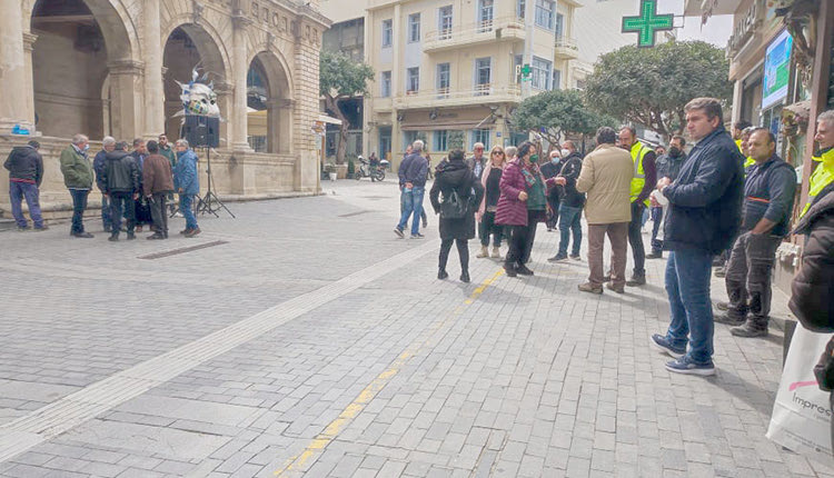Από τη συγκέντρωση έξω από τη Λότζια