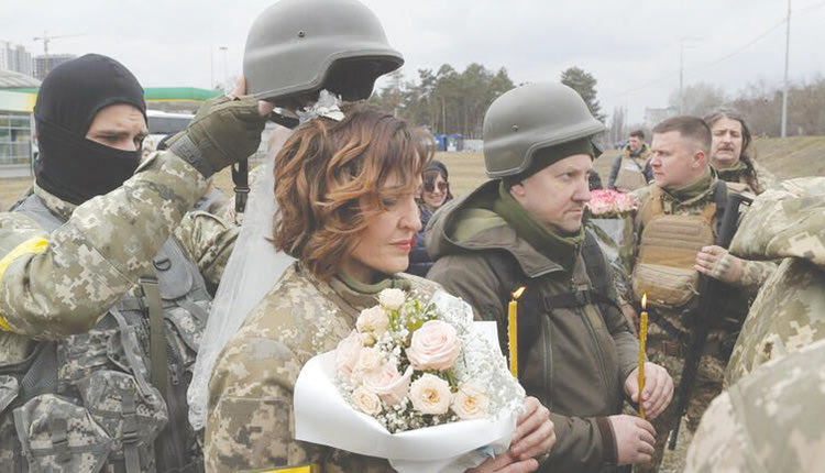   Γάμος στο… μέτωπο