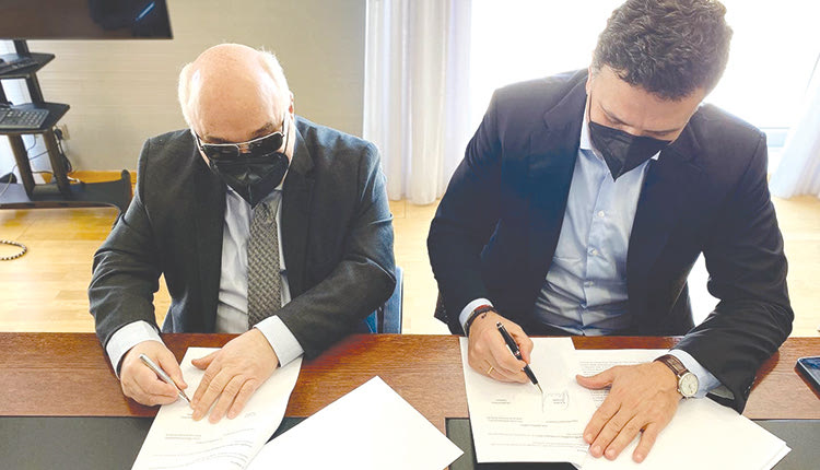 υπεγράφη πρωτόκολλο συνεργασίας για τον κοινό σχεδιασμό και την υλοποίηση πολιτικών και δράσεων που προωθούν τον προσβάσιμο τουρισμό στη χώρα μας, με τον πρόεδρο της Εθνικής Συνομοσπονδίας Ατόμων με Αναπηρία, Ιωάννη Βαρδακαστάνη.