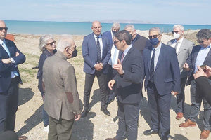 Αξιωματούχοι της ΔΕΜΑ με τον κ. Αυγενάκη και τους δημάρχους στον Καρτερό