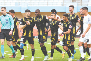 Οι παίκτες του Εργοτέλη πανηγυρίζουν το γκολ του Κόνραντ