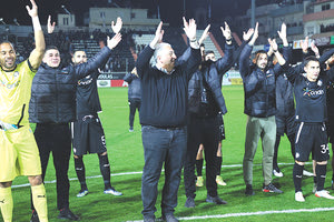 Ο Μιχάλης Μπούσης πανηγύρισε με τους παίκτες του ΟΦΗ και τον κόσμο τη νίκη επί του Απόλλωνα που έδωσε στην ομάδα την 6η θέση