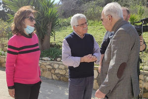 Ο κ. Λαμπρινός με την αντιδήμαρχο Ρένα Παπαδάκη και τον υπεύθυνο Δημοτικής Περιουσίας Μ. Βασιλάκη