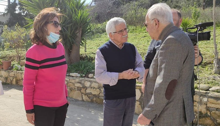 Ο κ. Λαμπρινός με την αντιδήμαρχο Ρένα Παπαδάκη και τον υπεύθυνο Δημοτικής Περιουσίας Μ. Βασιλάκη