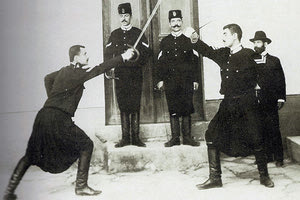 ΦΩΤΟΗΜΕΡΑΣ: Οι άνδρες της Κρητικής Χωροφυλακής δείχνουν να ασκούνται στην ξιφασκία. (Φωτό Π. Διαμαντόπουλος)