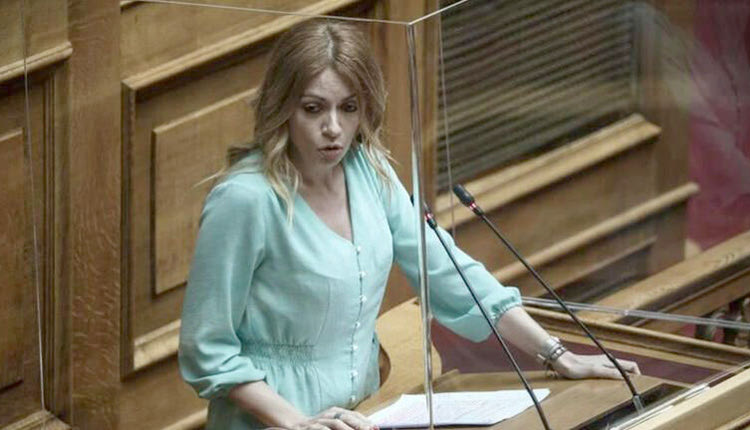 Ακόμα μια βουλευτή έχασε ο Γιάνης Βαρουφάκης, καθώς η Αγγελική Αδαμοπούλου ανεξαρτητοποιήθηκε,