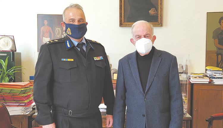 Με τον δήμαρχο Ηρακλείου Β. Λαπρινό συναντήθηκε ο περιφερειακός διοικητής της Πυροσβεστικής Γ. Τσικαλάς