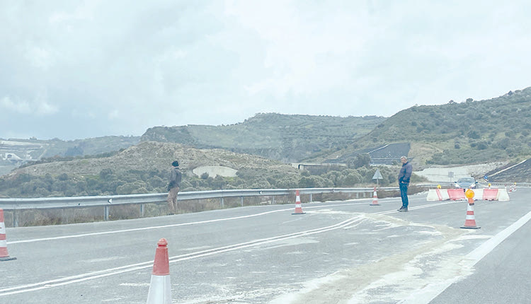 Για λόγους προστασίας έπεσαν χθες ποσότητες κονιάματος στις ρηγματώσεις που έχουν σχηματιστεί από την καθίζηση του δρόμου της Μεσσαράς, οι οποίες εκτιμάται ότι μπορεί να έχουν βάθος έως και 8 μέτρων