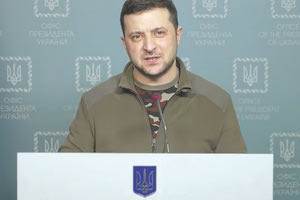 Βήματα πίσω, χωρίς όμως να οπισθοχωρεί σε βασικά θέματα, κάνει ο πρόεδρος Ζελένσκι