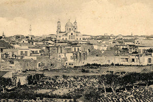 ΦΩΤΟΗΜΕΡΑΣ: Αρχές 20ού αιώνα. Το Ηράκλειο οπου δεσπόζει ο Άγιος Μηνάς και δίπλα ο μιναρές της Αγίας Αικατερίνης που είχε μετατραπεί σε τζαμί. Η φωτογραφία είναι τραβηγμένη από την περιοχή της Χανιόπορτας.