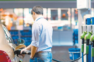 “Πετάνε” τα καύσιμα και η κυβέρνηση υπόσχεται μέτρα