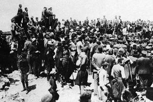 ΦΩΤΟΗΜΕΡΑΣ: Μάρτιος 1905. Πολύς κόσμος στο Θέρισο περιμένοντας να ακούσουν τον Ελευθέριο Βενιζέλο.