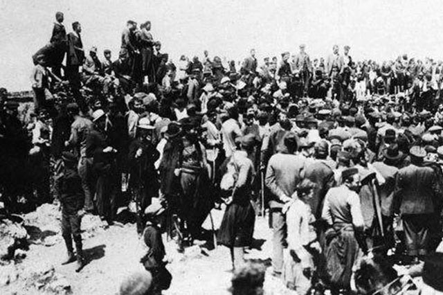 ΦΩΤΟΗΜΕΡΑΣ: Μάρτιος 1905. Πολύς κόσμος στο Θέρισο περιμένοντας να ακούσουν τον Ελευθέριο Βενιζέλο.