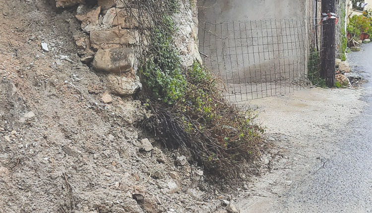 Από το σημείο περνούν καθημερινά οι μαθητές του Δημοτικού Σχολείου Σταυρακίων, με τον κίνδυνο κατάρρευσης και ατυχήματος να είναι ορατός.