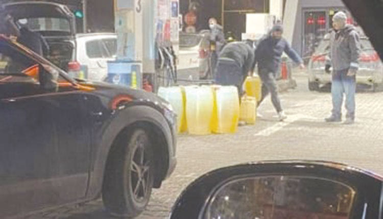 ΤΡΕΧΟΥΝ ΣΤΑ ΒΕΝΖΙΝΑΔΙΚΑ