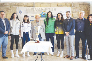 Οι τέσσερις αρχηγοί με τους διοργανωτές του Final Four στη χθεσινή συνέντευξη Τύπου