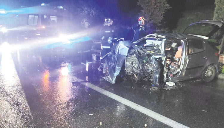 Οι πυροσβέστες προχώρησαν σε απεγκλωβισμό των επιβαινόντων