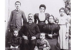 ΦΩΤΟΗΜΕΡΑΣ: Ο Νίκος Καζαντζάκης νεαρός με τους γονείς του Καπετάν Μιχάλη και την Μαρία τη μητέρα του. Δίπλα του οι αδελφές του Αναστασία και Ελένη. Κάτω τα ξαδέλφια του Άννα Χριστοδουλάκη και Γιώργος Χριστοδουλάκης