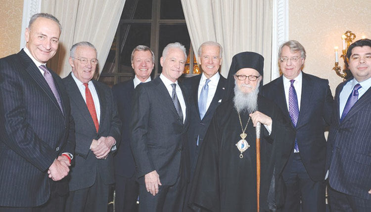 Κολλητός του προέδρου  …Εξίσου, όμως, σημαντικές θεωρούνται και οι πολιτικές διασυνδέσεις που διατηρεί ο 53χρόνος ομογενής στην αμερικανική πρωτεύουσα. Πρόκειται άλλωστε για έναν πολιτικό διορισμό, με δεδομένο ότι ο Τζορτζ Τσούνης δεν είναι διπλωμάτης καριέρας. Υπό αυτό το πρίσμα, αξίζει να επισημανθεί η μακροχρόνια σχέση που διατηρεί με τον πρόεδρο Μπάιντεν, καθώς στην προεκλογική μάχη του 2012 είχε διατελέσει πρόεδρος των «Ελληνοαμερικανών για τον Ομπάμα-Μπάιντεν».