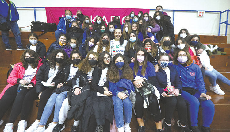 Τα κορίτσια της ΓΕΗ με την αρχηγό του Παναθηναϊκού Εύα Χαντάβα