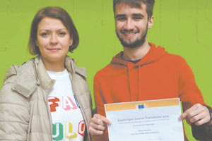 Η κ. Μαρία Πιτσάκη με τον μαθητή που διακρίθηκε στον διαγωνισμό, Ντέκλαν Μπάρλοου