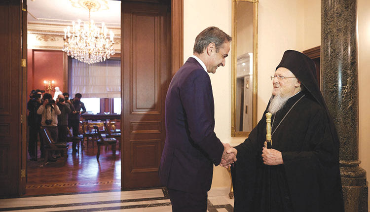 Μετά τον Ερντογάν ο Μητσοτάκης είδε τον Πατριάρχη τον οποίο κι ενημέρωσε για τη συνάντηση με τον Τούρκο πρόεδρο.