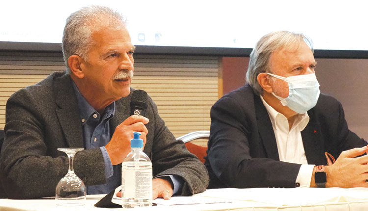 δεν αλλαζει τις θεσεις του