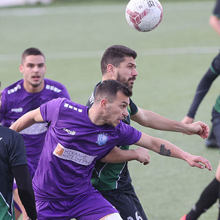 Εναέρια μονομαχία από το χθεσινό ντέρμπι στο Ατσαλένιο