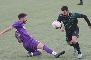 Ο Μεϊρέλες (δεξιά) σε μία ενέργειά του στο χθεσινό ματς