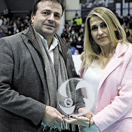   Η κ. Χαριτίδου βράβευσε τον κ. Συριγωνάκη