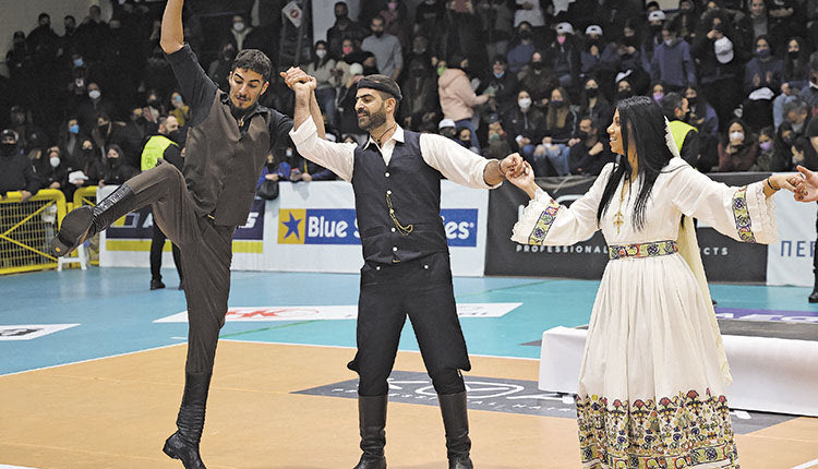   Πριν τις απονομές τα χορευτικά συγκροτήματα εμφανίστηκαν στο «Λίντο»