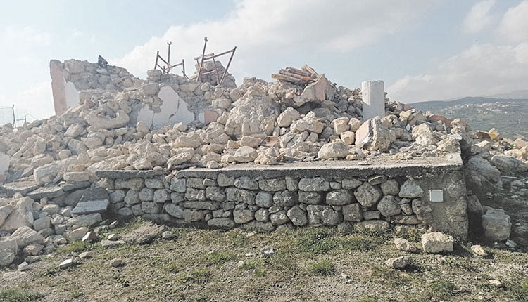 Τώρα αντικρίζει κανείς ερείπια. Πάνω: Η Αγία Τράπεζα του Ναού.