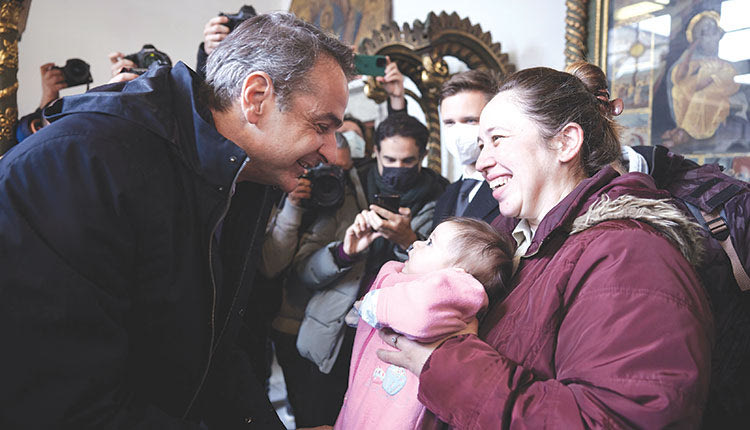 …Στην Πατριαρχική Θεία Λειτουργία στο Φανάρι την Κυριακή της Ορθοδοξίας παρευρέθηκε ο πρωθυπουργός φορώντας τη μάσκα του, αλλά την έβγαλε προφανώς για τις... ανάγκες της φωτογράφισης με πιστούς.