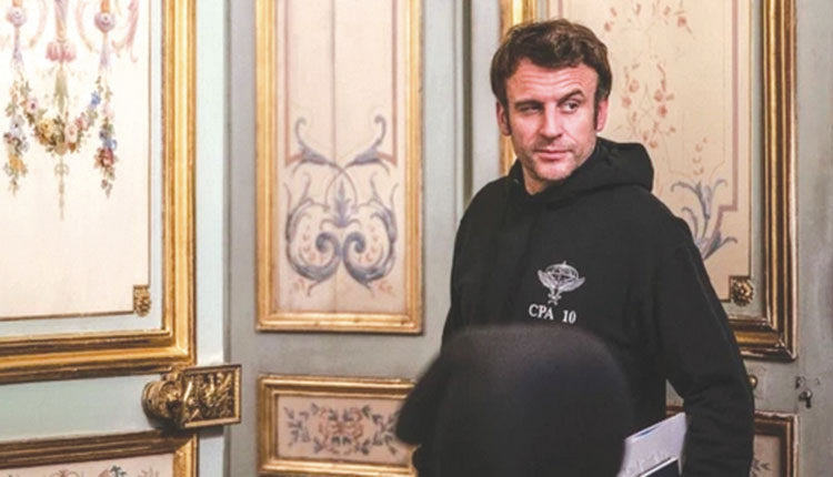 Σκυθρωπός, αξύριστος, εμφανώς προβληματισμένος, καταβεβλημένος, με ή χωρίς σακάκι και γραβάτα. Ο Γάλλος πρόεδρος, Εμανουέλ Μακρόν, ξαφνιάζει την κοινή γνώμη προβάλλοντας το άλλο του πρόσωπο... το ανθρώπινο.