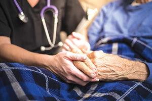 Το τρίτο εμβόλιο προστατεύει και τους ηλικιωμένους από τη βαριά νόσηση