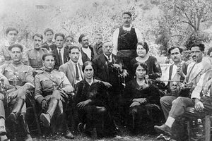 ΦΩΤΟΗΜΕΡΑΣ: Μεγάλη παρέα στην Αγία Φωτεινή, τον Μάιο του 1931 με τον επί δύο φορές Μακεδονομάχο, στο κέντρο με το μπαστούνι, Εμμανουήλ Κ. Πινακουλάκη, τη σύζυγό του και την παρέα τους, κοντινούς συγγενείς και φίλους από το Αβδού και το Ηράκλειο. Στα άκρα διακρίνονται οι νέοι με τη γραβάτα, αριστερά ο Νικόλαος Φραγκάκης και δεξιά ο Εμμανουήλ Κυπριωτάκης. Πιθανόν στο βιολί ο γνωστός με το ψευδώνυμο Αλουμπάντης 3ος από δεξιά, στη μέση ο Κωτσαρέλιος που κρατά παιδί και καθιστός στο κέντρο ο Καργιωτάκης, νέος με γραβάτα, αδελφός της Ουρανίας Σμυρνάκη. (Πηγή: Πολιτιστικός Σύλλογος Αβδού)