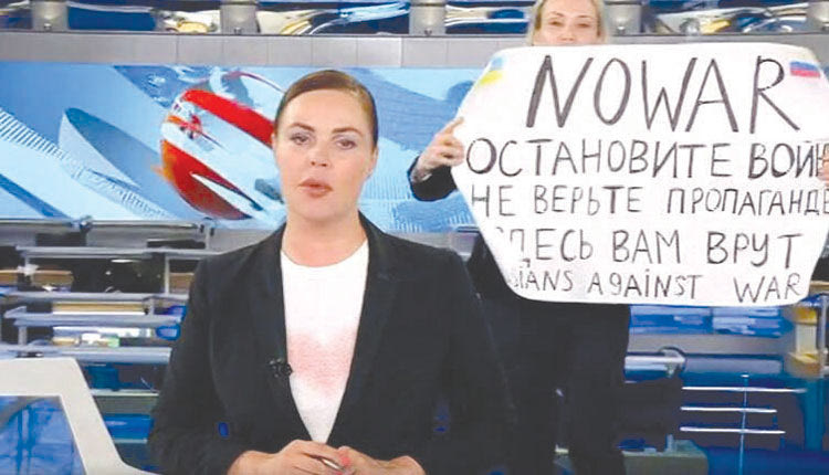 Η Ρωσίδα δημοσιογράφος  που εμφανίσθηκε κατά την διάρκεια του τηλεοπτικού δελτίου του προσκείμενου στο Κρεμλίνο Pervy Kanal (1ο Κανάλι) πίσω από την τηλεπαρουσιάστρια, κρατώντας ένα πλακάτ που έγραφε «Οχι στον Πόλεμο. Μην πιστεύετε την προπαγάνδα. Εδώ, σας λένε ψέματα», τελικά την έβγαλε φτηνά!
