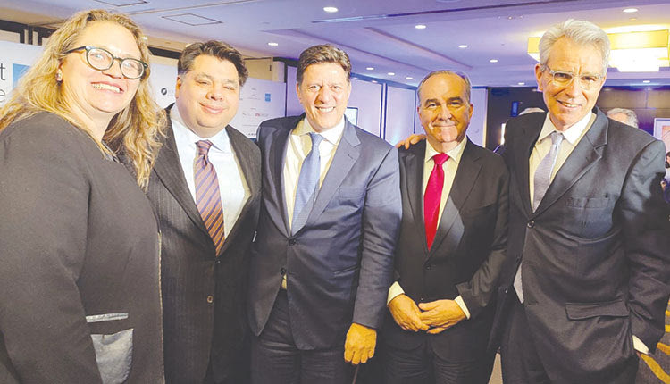 Με τους δύο πρέσβεις  Ο πρώτος που είδε τον νέο πρέσβη της Αμερικής στην Ελλάδα ήταν ο Βαρβιτσιώτης. Και ανέβασε την σχετική φωτογραφία!