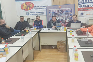 Στιγμιότυπο από τη χθεσινή κλήρωση των πλέι οφ και πλέι άουτ της Α2 ΕΠΣΗ